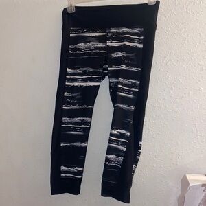 Women’s size medium 90°, black and white capri leggings P5